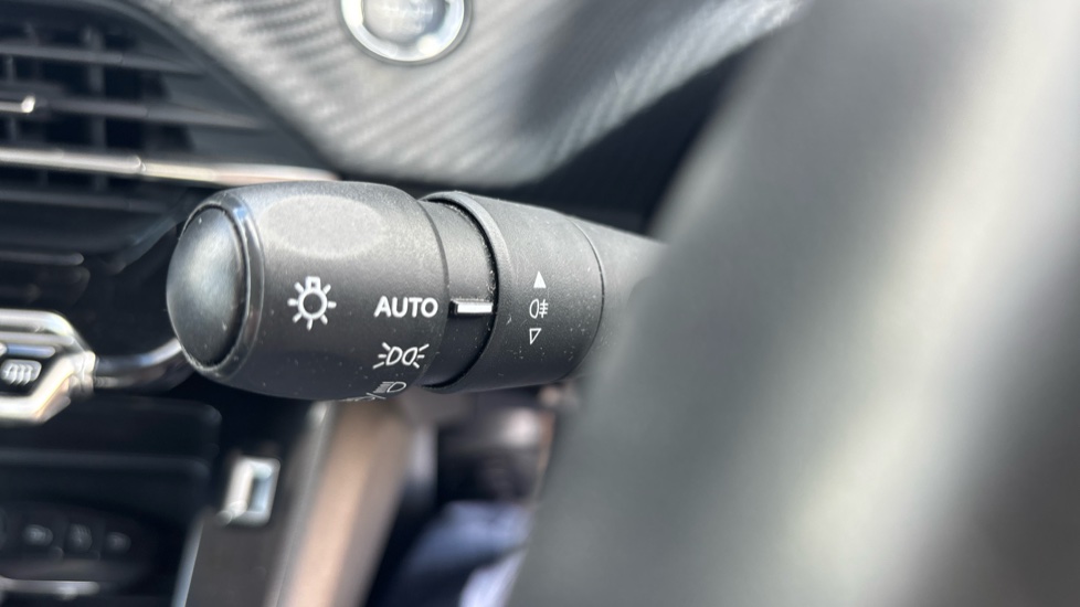 Peugeot 208 1.2 PureTech 100 Active 5dr Petrol Hatchback - Image 31