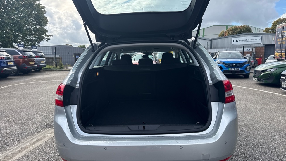Peugeot 308 1.2 PureTech 130 Allure 5dr EAT6 Petrol Estate - Image 4