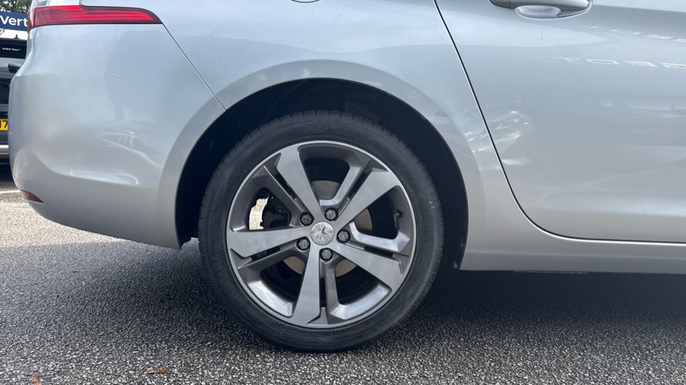 Peugeot 308 1.2 PureTech 130 Allure 5dr EAT6 Petrol Estate - Image 7