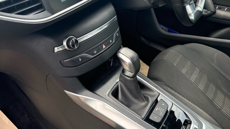 Peugeot 308 1.2 PureTech 130 Allure 5dr EAT6 Petrol Estate - Image 13
