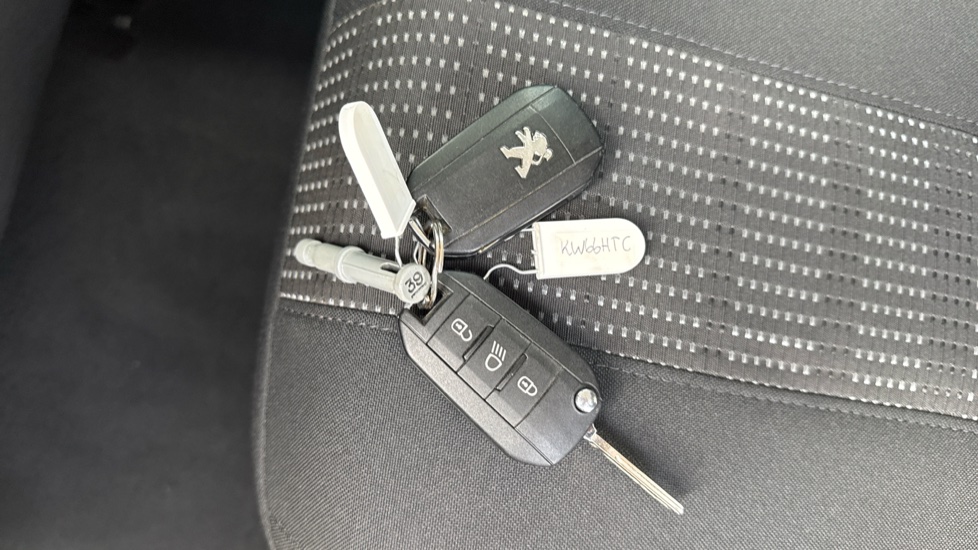 Peugeot 308 1.2 PureTech 130 Allure 5dr EAT6 Petrol Estate - Image 20