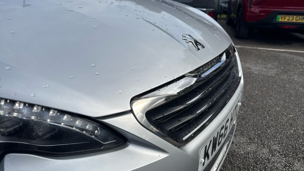 Peugeot 308 1.2 PureTech 130 Allure 5dr EAT6 Petrol Estate - Image 23