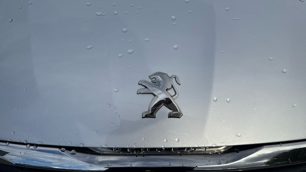 Peugeot 308 1.2 PureTech 130 Allure 5dr EAT6 Petrol Estate - Image 24