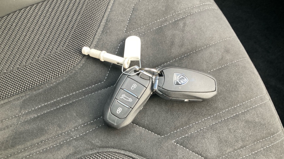 Peugeot 408 1.6 Plug-in Hybrid 225 GT 5dr e-EAT8 Hatchback - Image 20