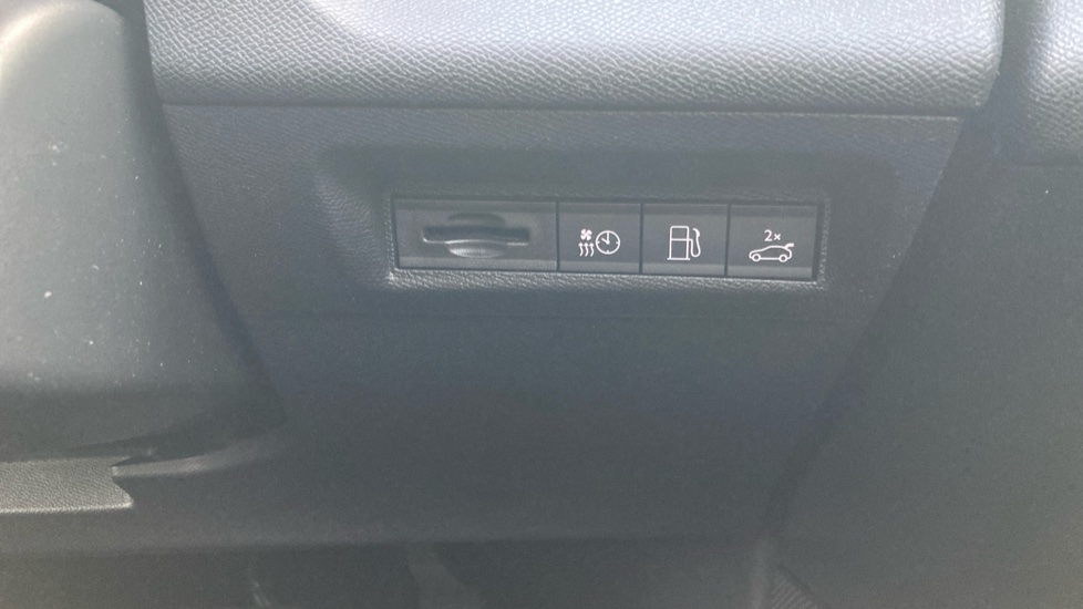 Peugeot 408 1.6 Plug-in Hybrid 225 GT 5dr e-EAT8 Hatchback - Image 29