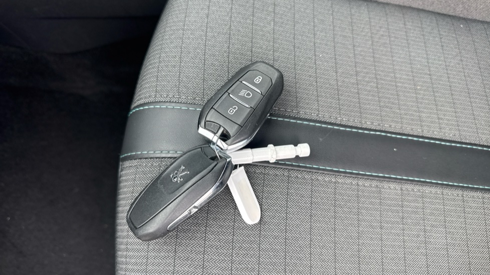 Peugeot 2008 1.2 PureTech Allure Premium+ 5dr Petrol Estate - Image 20