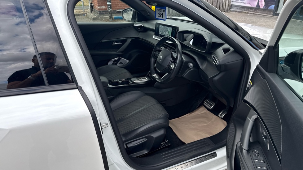 Peugeot 2008 100kW GT 50kWh 5dr Auto Electric Estate - Image 25