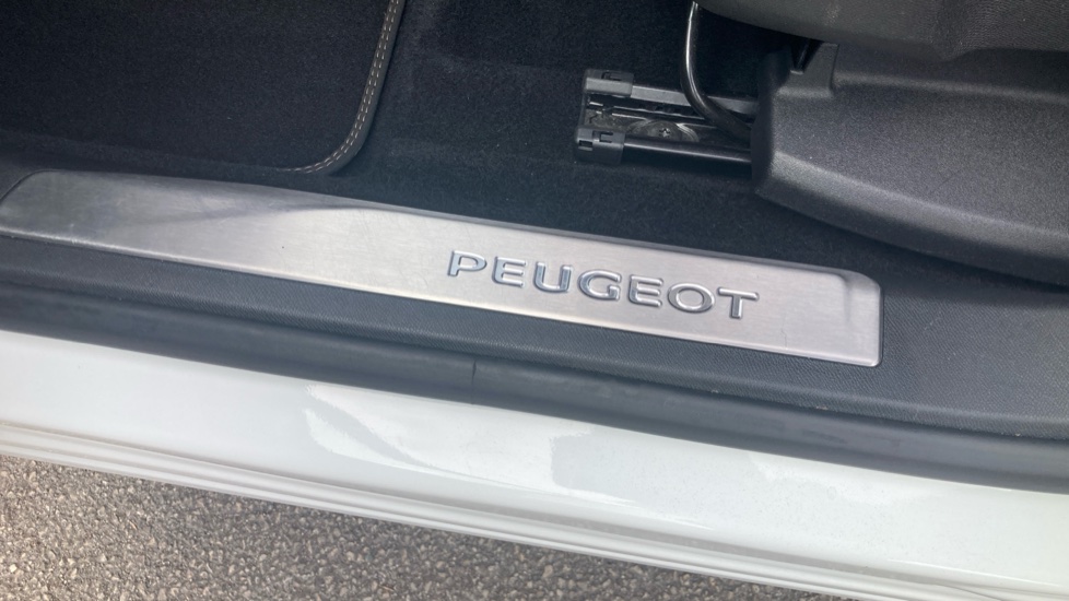 Peugeot 5008 1.5 BlueHDi GT Line Premium 5dr EAT8 Diesel Estate - Image 27