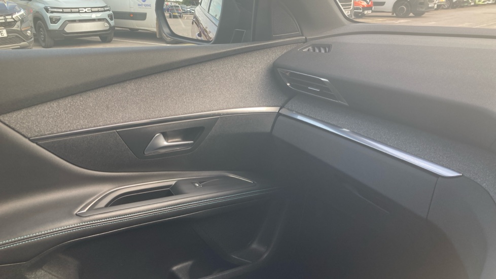 Peugeot 5008 1.5 BlueHDi Allure Premium+ 5dr EAT8 Diesel Estate - Image 30