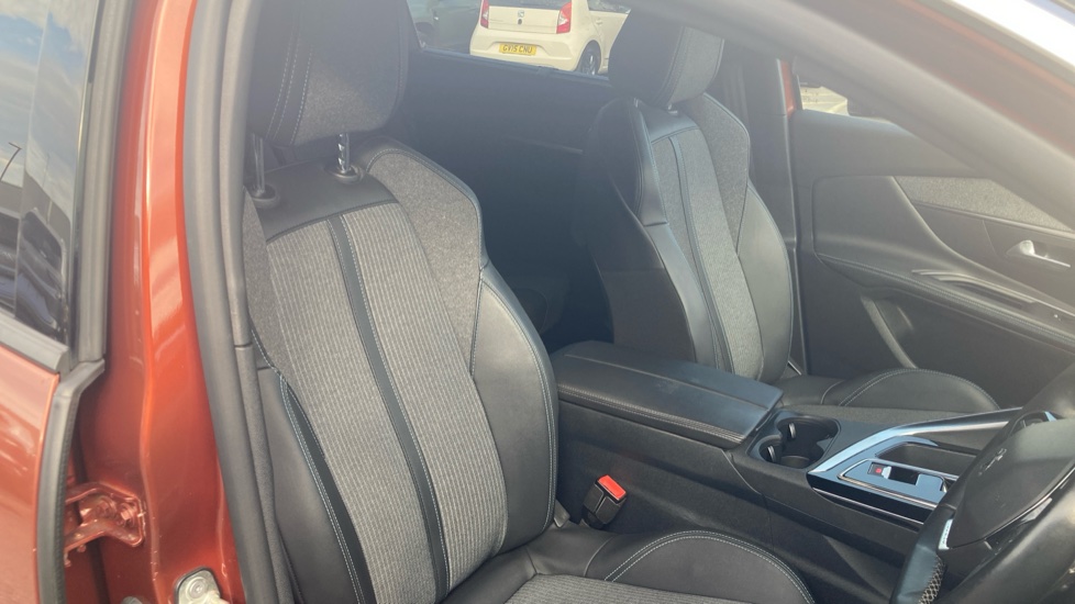 Peugeot 5008 1.5 BlueHDi Allure Premium+ 5dr EAT8 Diesel Estate - Image 35
