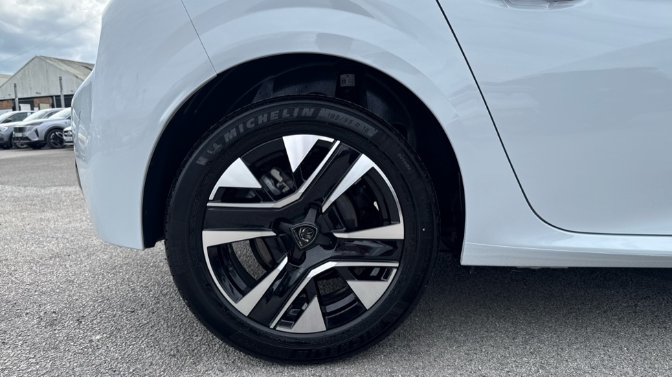 Peugeot 208 1.2 Hybrid 110 Allure 5dr e-DSC6 Petrol Hatchback - Image 7