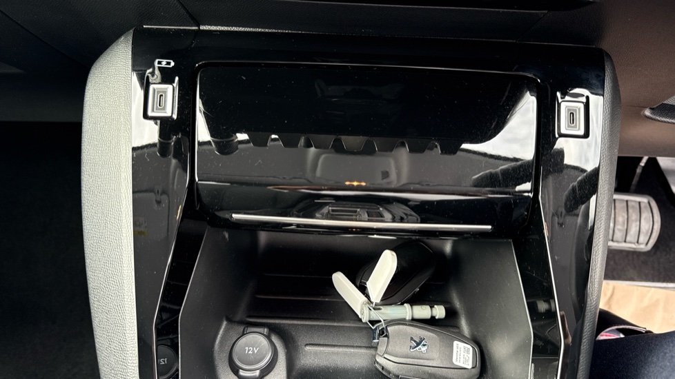 Peugeot 208 1.2 Hybrid 110 Allure 5dr e-DSC6 Petrol Hatchback - Image 37