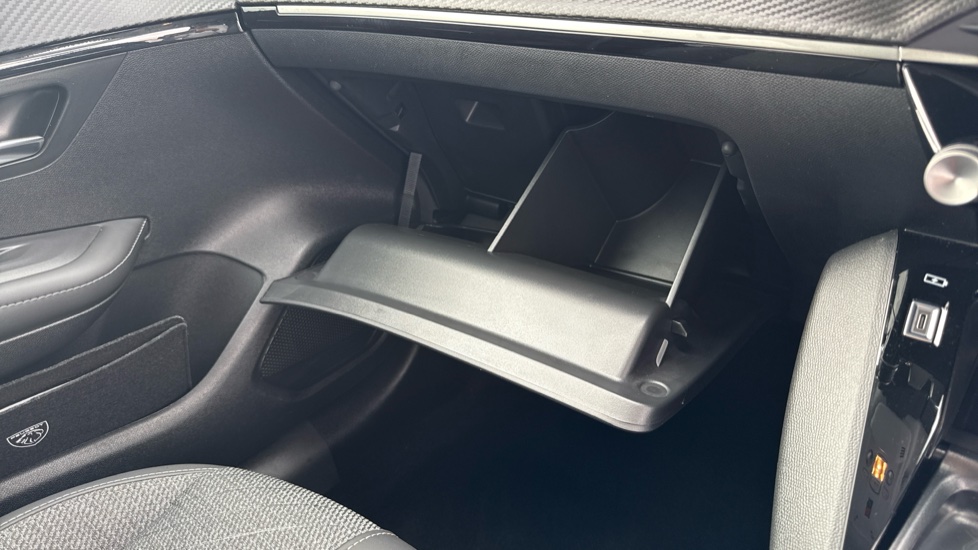 Peugeot 208 1.2 Hybrid 110 Allure 5dr e-DSC6 Petrol Hatchback - Image 39