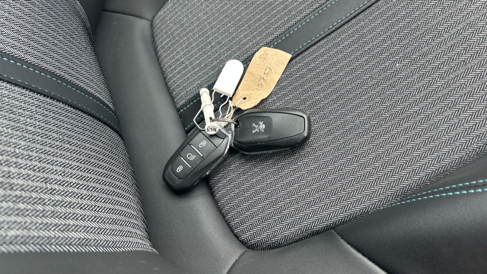 Peugeot 5008 1.2 PureTech Allure Premium+ 5dr EAT8 Petrol Estate - Image 20