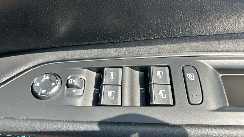 Peugeot 5008 1.2 PureTech Allure Premium+ 5dr EAT8 Petrol Estate - Image 23