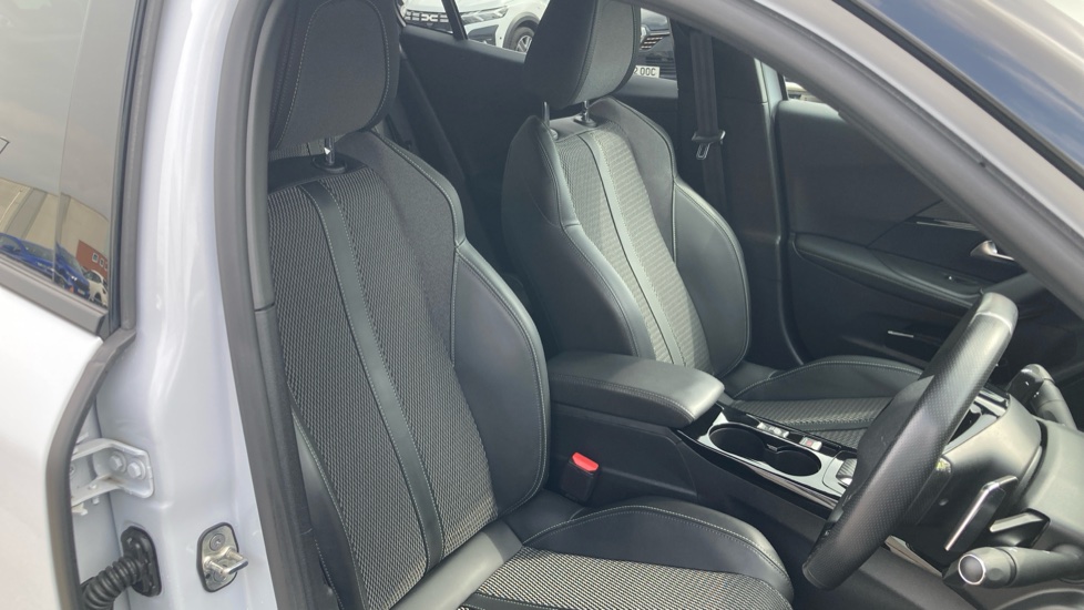 Peugeot 2008 1.2 PureTech 130 GT 5dr EAT8 Petrol Estate - Image 38