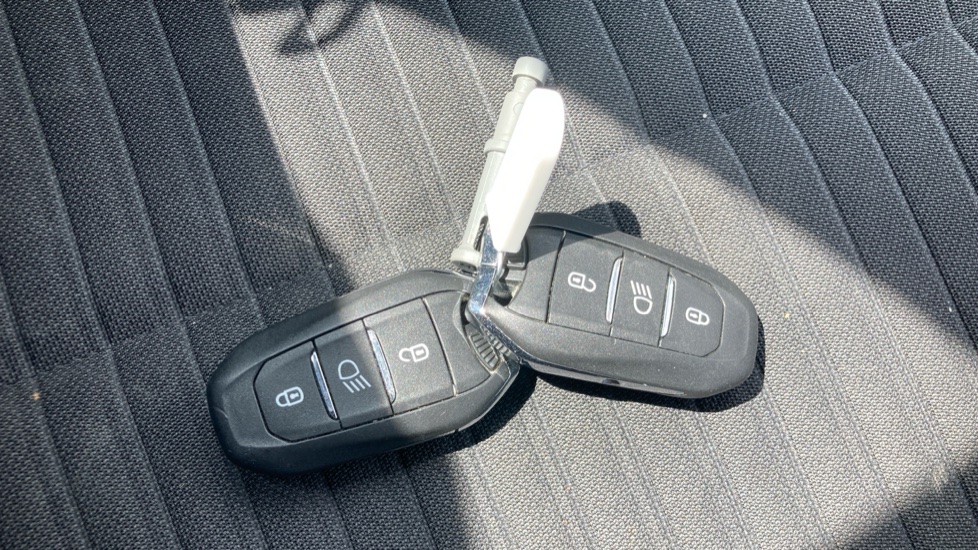 Peugeot 2008 1.2 PureTech Active 5dr Petrol Estate - Image 19