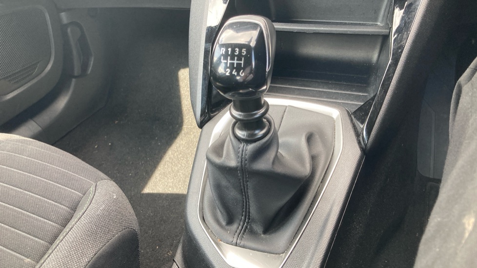 Peugeot 2008 1.2 PureTech Active 5dr Petrol Estate - Image 27