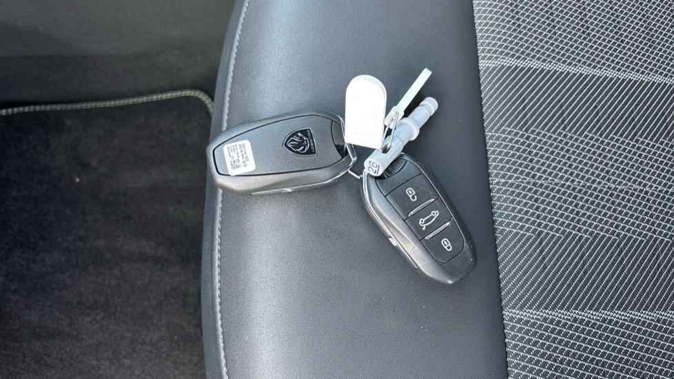 Peugeot 3008 1.2 Hybrid 136 GT 5dr e-DSC6 Petrol Estate - Image 20