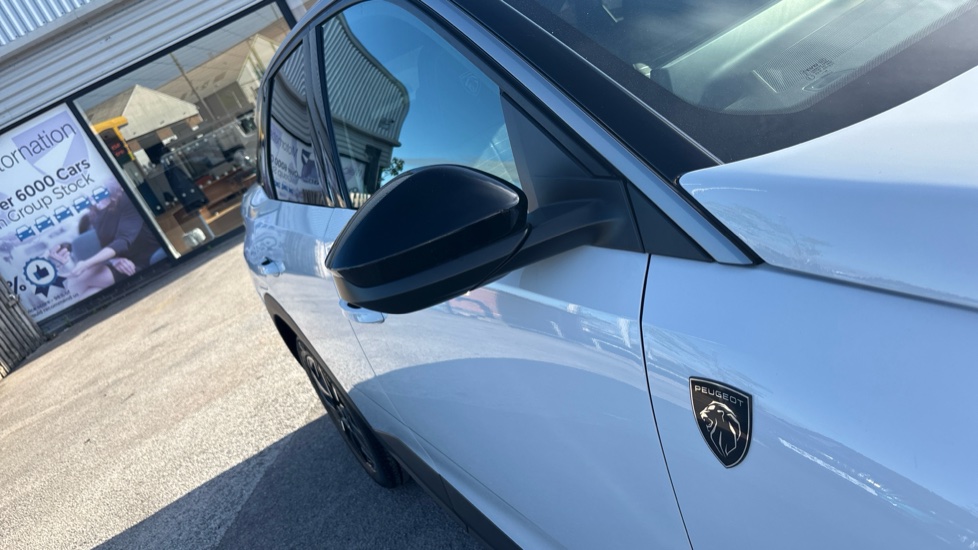 Peugeot 3008 1.2 Hybrid 136 GT 5dr e-DSC6 Petrol Estate - Image 25