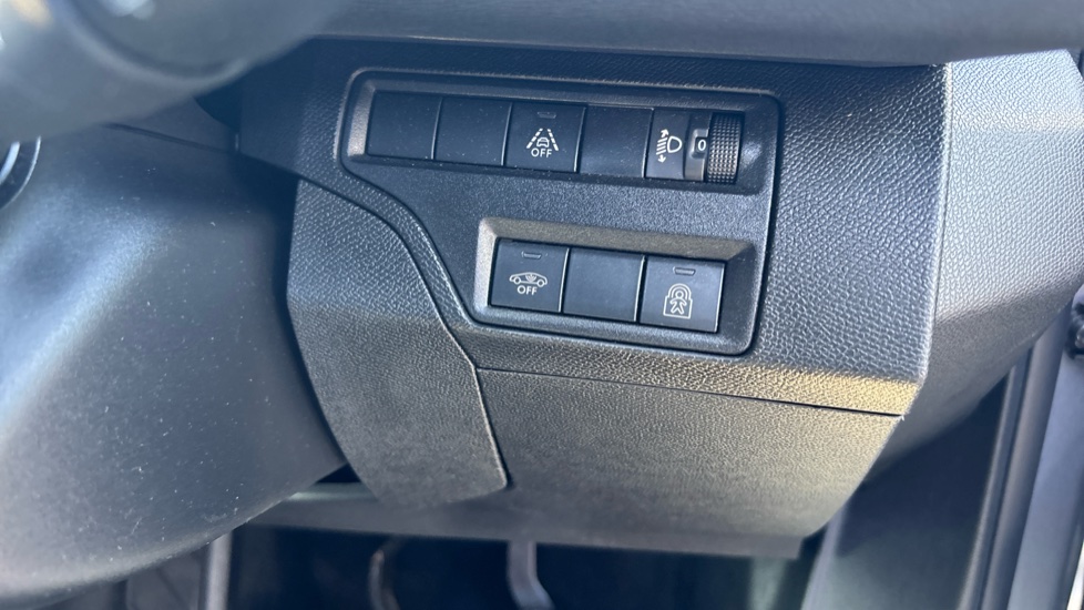 Peugeot 5008 1.5 BlueHDi Allure Premium+ 5dr EAT8 Diesel Estate - Image 31