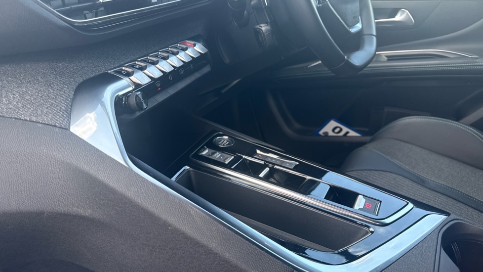 Peugeot 5008 1.2 PureTech Allure Premium+ 5dr EAT8 Petrol Estate - Image 13
