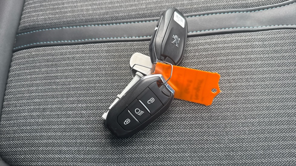 Peugeot 5008 1.2 PureTech Allure Premium+ 5dr EAT8 Petrol Estate - Image 20