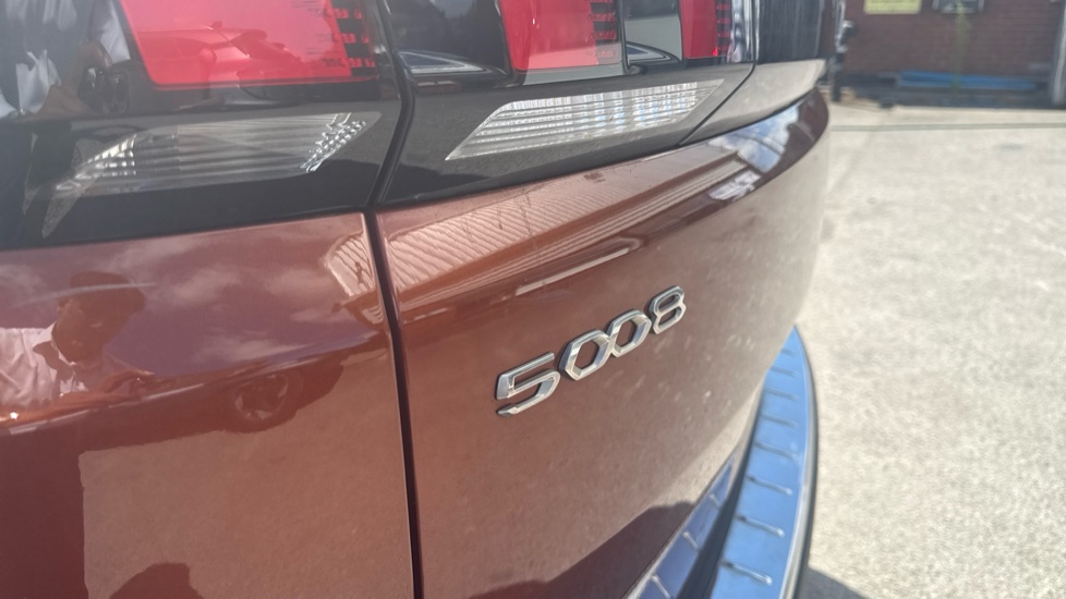 Peugeot 5008 1.2 PureTech Allure Premium+ 5dr EAT8 Petrol Estate - Image 24