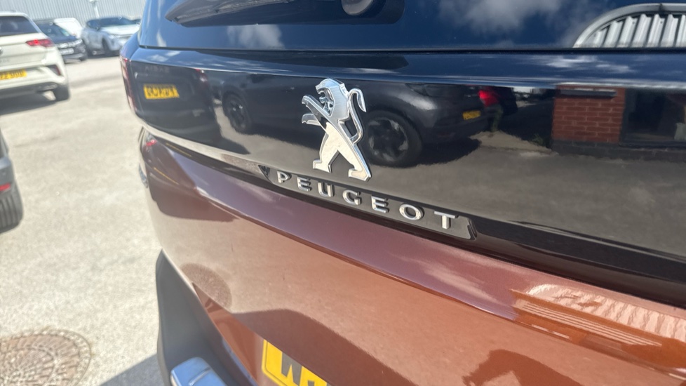 Peugeot 5008 1.2 PureTech Allure Premium+ 5dr EAT8 Petrol Estate - Image 25