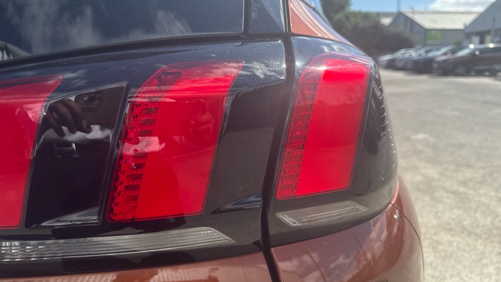 Peugeot 5008 1.2 PureTech Allure Premium+ 5dr EAT8 Petrol Estate - Image 26