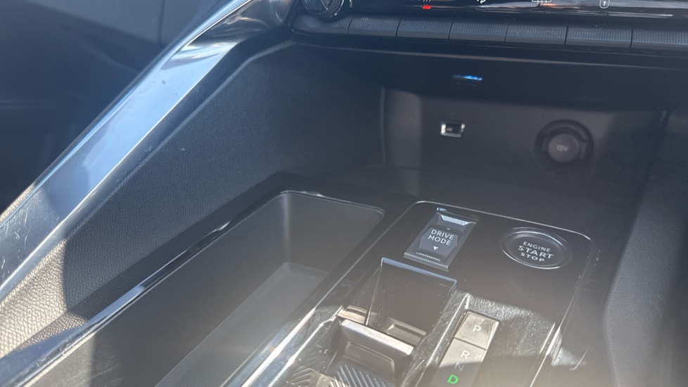 Peugeot 5008 1.2 PureTech Allure Premium+ 5dr EAT8 Petrol Estate - Image 35