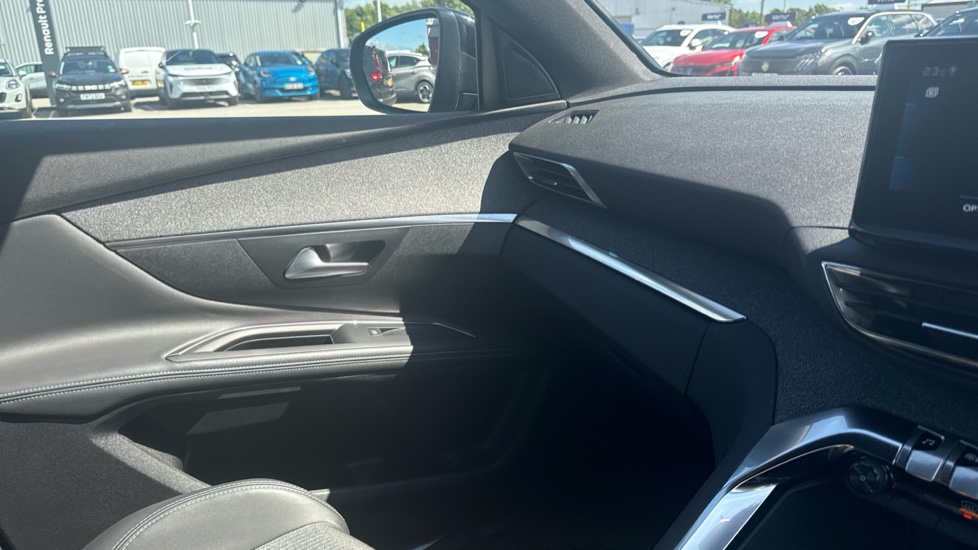 Peugeot 5008 1.2 PureTech Allure Premium+ 5dr EAT8 Petrol Estate - Image 36