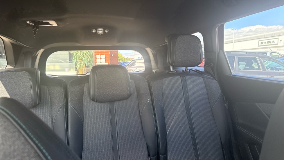 Peugeot 5008 1.2 PureTech Allure Premium+ 5dr EAT8 Petrol Estate - Image 38