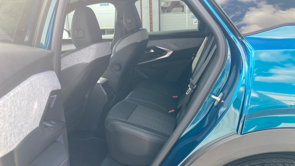Peugeot 3008 1.2 Hybrid 136 GT 5dr e-DSC6 Petrol Estate - Image 16