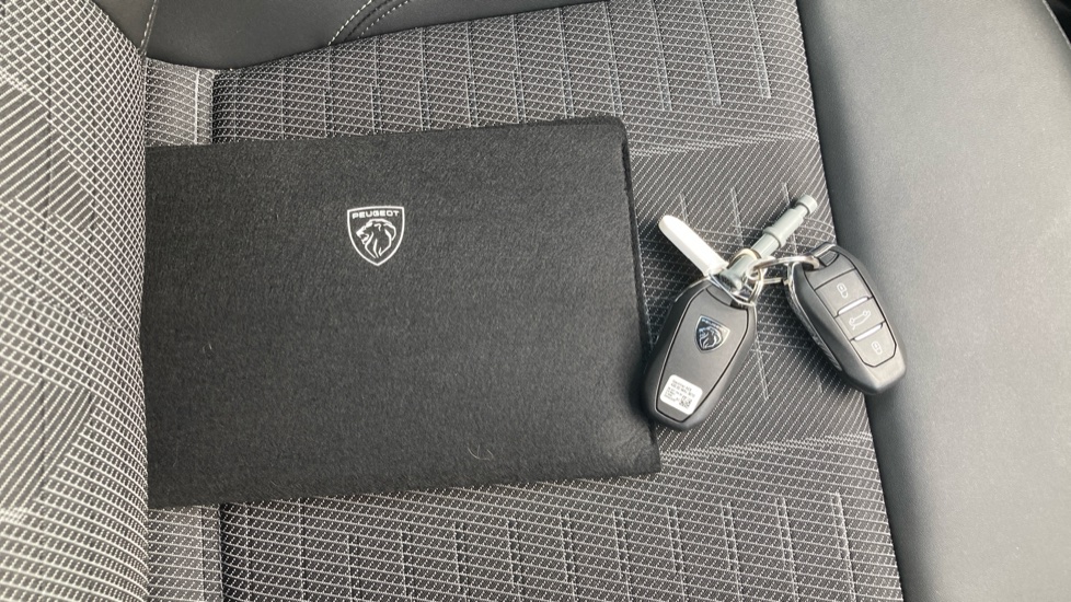 Peugeot 3008 1.2 Hybrid 136 GT 5dr e-DSC6 Petrol Estate - Image 19