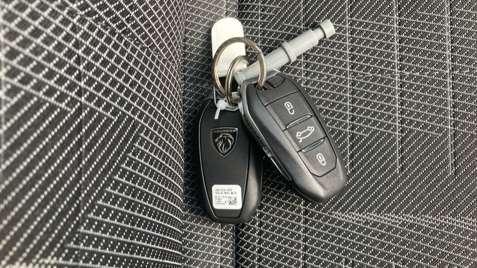 Peugeot 3008 1.2 Hybrid 136 GT 5dr e-DSC6 Petrol Estate - Image 20