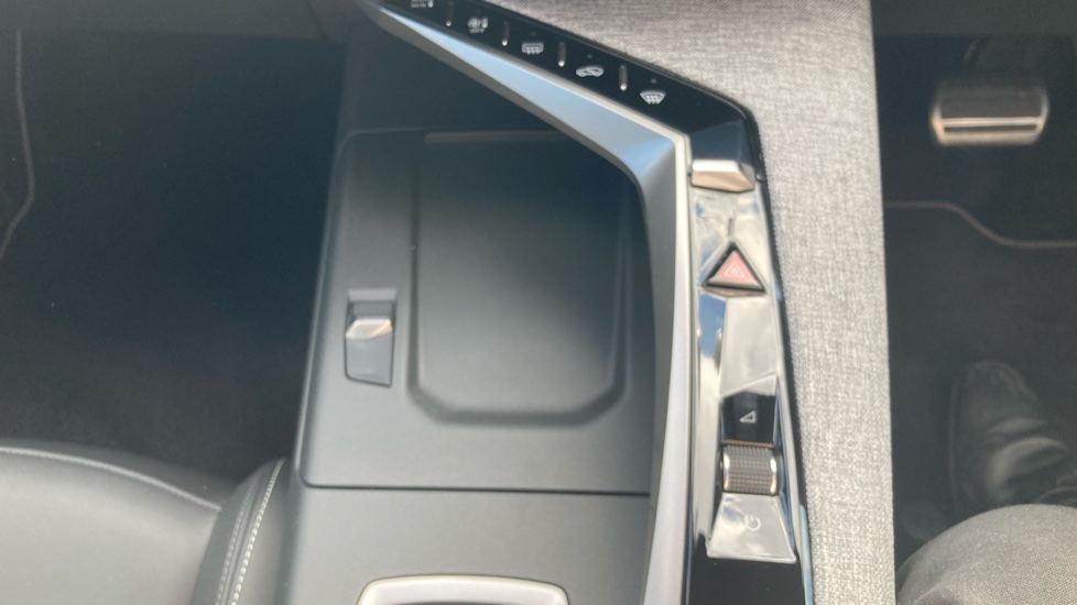 Peugeot 3008 1.2 Hybrid 136 GT 5dr e-DSC6 Petrol Estate - Image 30