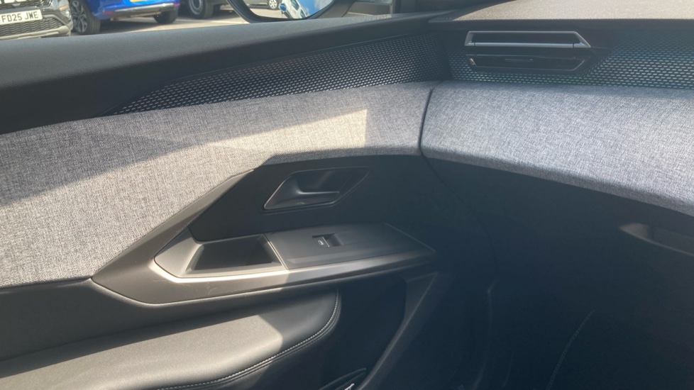 Peugeot 3008 1.2 Hybrid 136 GT 5dr e-DSC6 Petrol Estate - Image 34