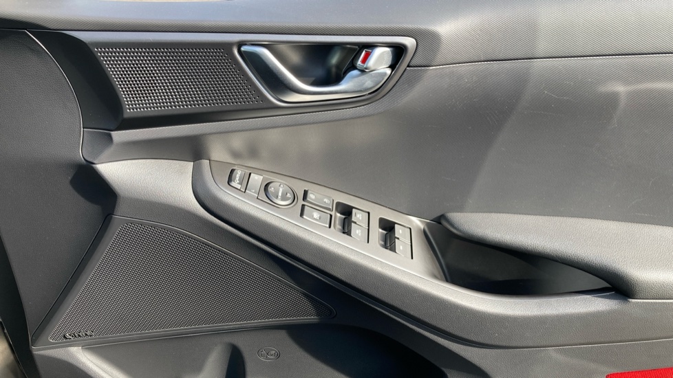 Hyundai IONIQ 1.6 GDi Plug-in Hybrid Premium 5dr DCT Hatchback - Image 22
