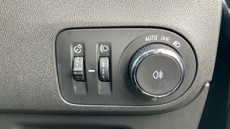 Vauxhall Crossland 1.2 Design 5dr Petrol Hatchback - Image 35