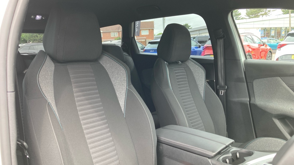 Peugeot 5008 1.2 PureTech Active Premium+ 5dr EAT8 Petrol Estate - Image 21