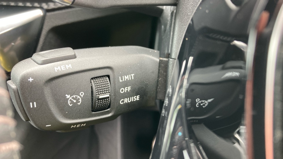 Peugeot 5008 1.2 PureTech Active Premium+ 5dr EAT8 Petrol Estate - Image 38