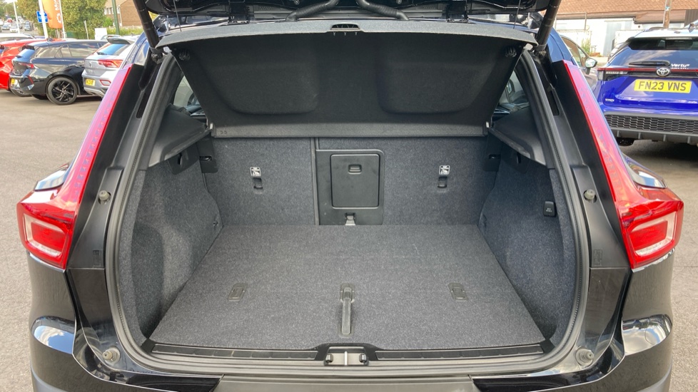 Volvo XC40 2.0 B4P Ultra Black Edition 5dr Auto Petrol Estate - Image 4