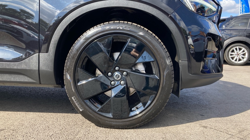 Volvo XC40 2.0 B4P Ultra Black Edition 5dr Auto Petrol Estate - Image 7