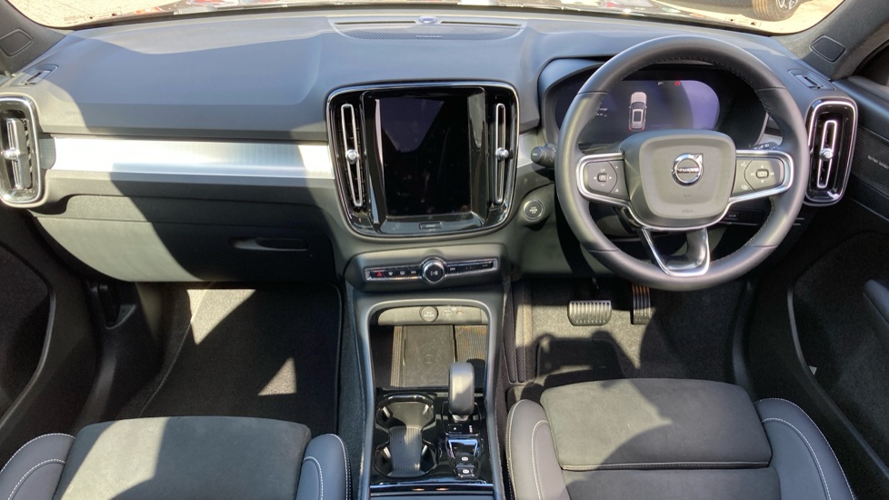 Volvo XC40 2.0 B4P Ultra Black Edition 5dr Auto Petrol Estate - Image 10
