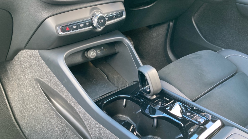 Volvo XC40 2.0 B4P Ultra Black Edition 5dr Auto Petrol Estate - Image 13