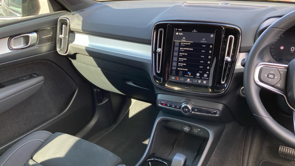 Volvo XC40 2.0 B4P Ultra Black Edition 5dr Auto Petrol Estate - Image 14