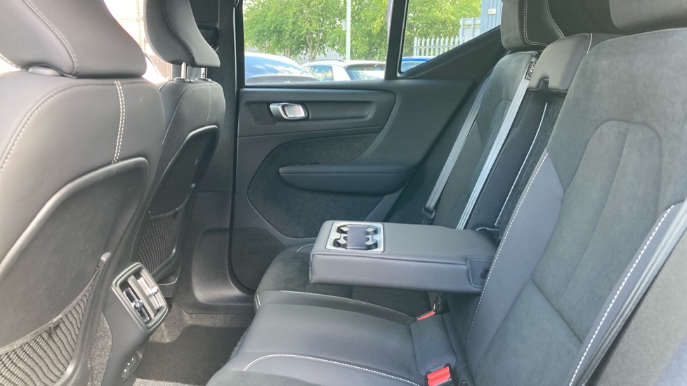 Volvo XC40 2.0 B4P Ultra Black Edition 5dr Auto Petrol Estate - Image 16