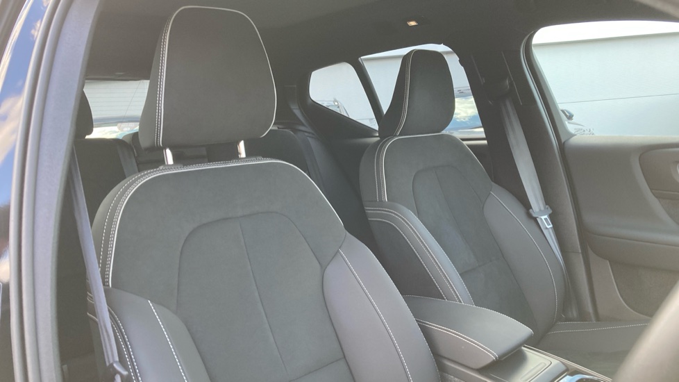 Volvo XC40 2.0 B4P Ultra Black Edition 5dr Auto Petrol Estate - Image 21