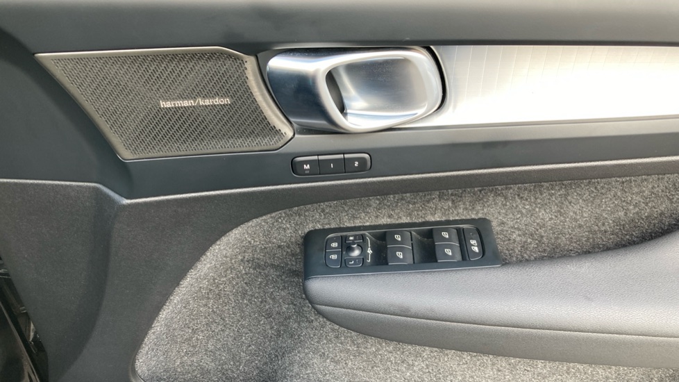 Volvo XC40 2.0 B4P Ultra Black Edition 5dr Auto Petrol Estate - Image 23